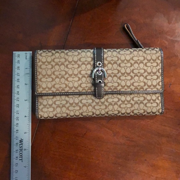 COACH Signature C’s in Excellent Used Condition (EUC) Long Wallet - Picture 12 of 16